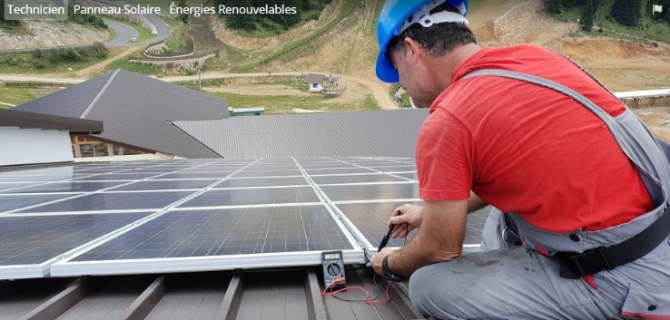 Professionnel RGE installant panneaux photovoltaïques